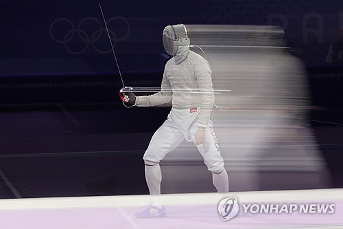 31일(현지시간) 프랑스 파리 그랑 팔레에서 열린 2024 파리올림픽 펜싱 남자 사브르 단체 결승전에서 한국 오상욱이 헝가리 크리스티안 러브를 상대하고 있다. [파리=연합뉴스]